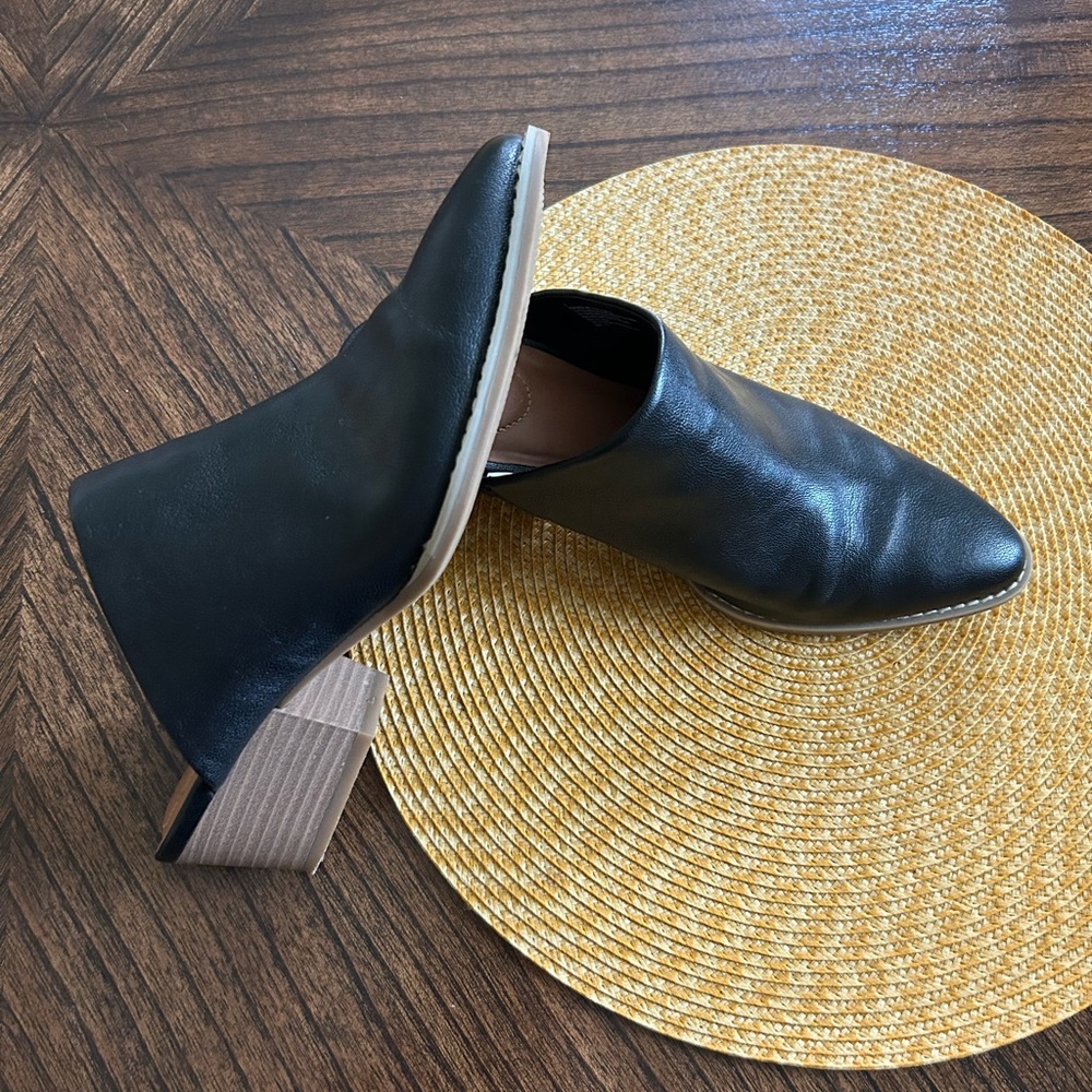 Universal Thread Mules size 9